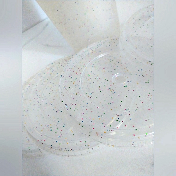 New w/o Box 4 - 24oz. Plastic Reusable Cups With Lids - Frost w/Rainbow Speckles - Picture 2 of 4